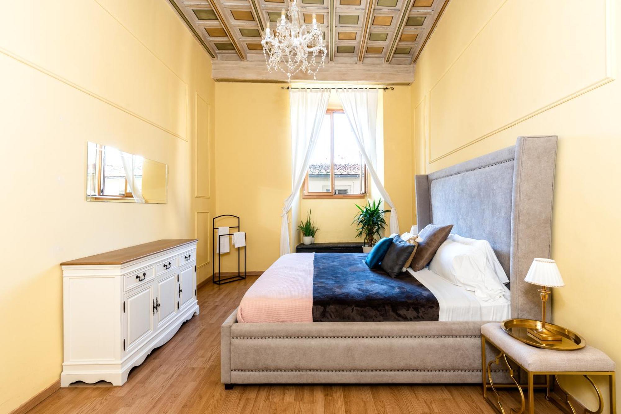 Historic Center Palace - Huge 4 Bedrooms Santa Croce Apartment - By LikehomeФлоренция Экстерьер фото
