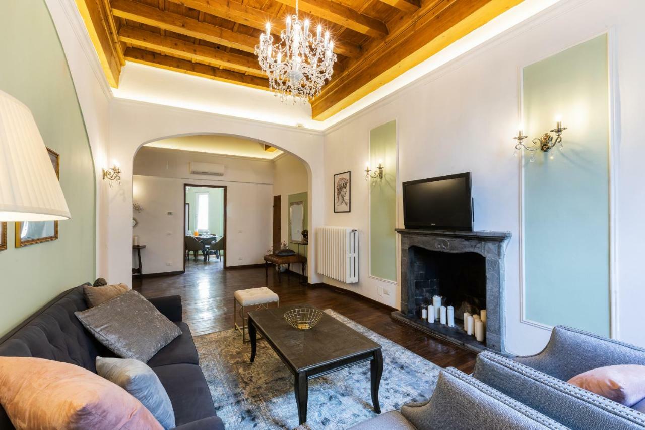 Historic Center Palace - Huge 4 Bedrooms Santa Croce Apartment - By LikehomeФлоренция Экстерьер фото