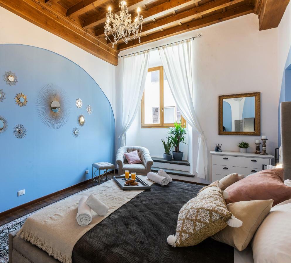 Historic Center Palace - Huge 4 Bedrooms Santa Croce Apartment - By LikehomeФлоренция Экстерьер фото