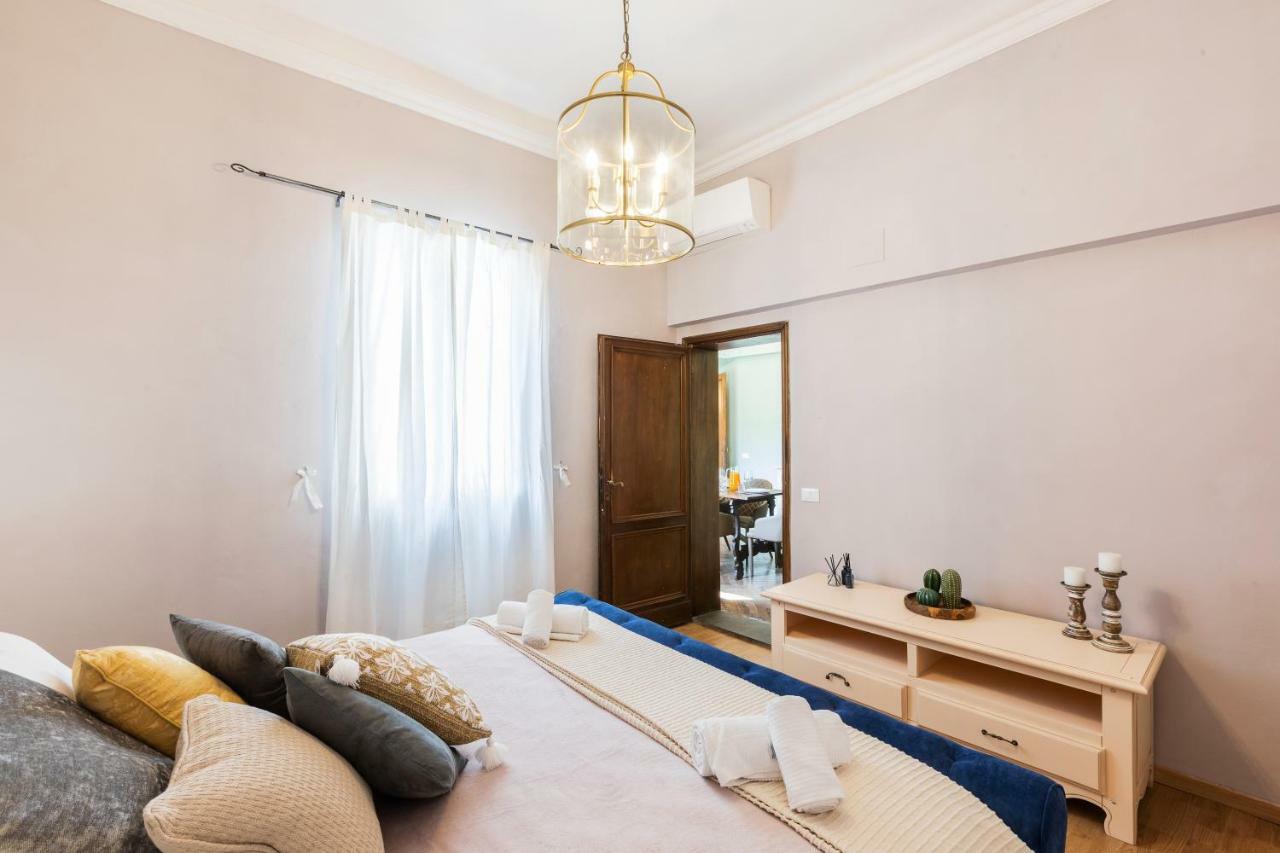 Historic Center Palace - Huge 4 Bedrooms Santa Croce Apartment - By LikehomeФлоренция Экстерьер фото