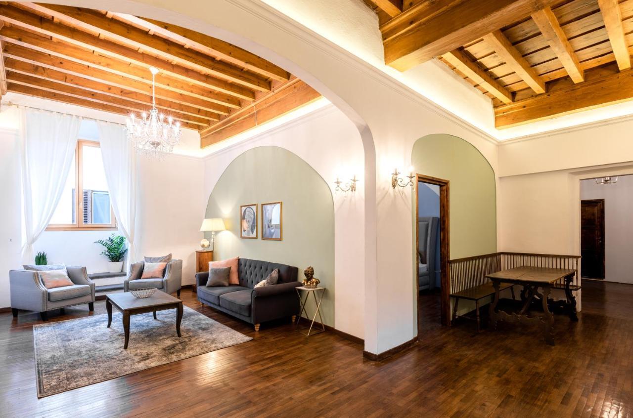 Historic Center Palace - Huge 4 Bedrooms Santa Croce Apartment - By LikehomeФлоренция Экстерьер фото