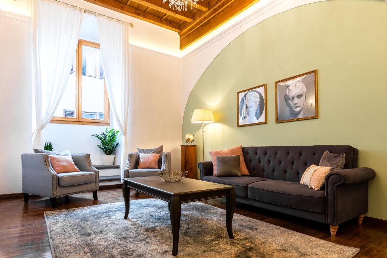 Historic Center Palace - Huge 4 Bedrooms Santa Croce Apartment - By LikehomeФлоренция Экстерьер фото