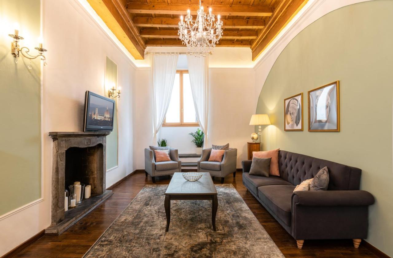 Historic Center Palace - Huge 4 Bedrooms Santa Croce Apartment - By LikehomeФлоренция Экстерьер фото