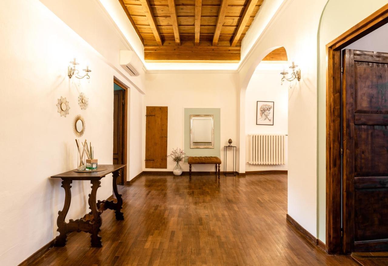 Historic Center Palace - Huge 4 Bedrooms Santa Croce Apartment - By LikehomeФлоренция Экстерьер фото